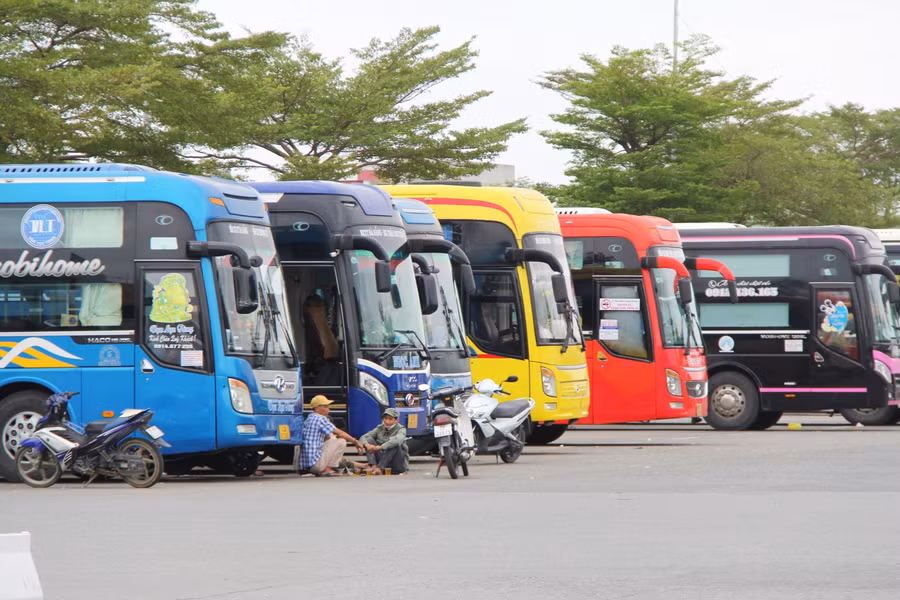 Các tài xế ngồi chờ khách.