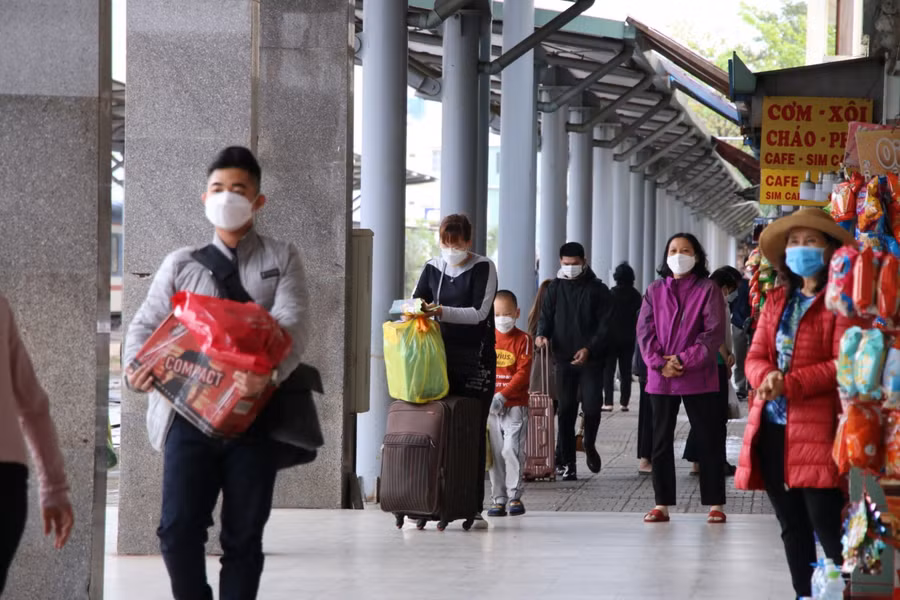 Người dân “tay xách, nách mang” trở lại Đà Nẵng làm việc sau kỳ nghỉ Tết ảnh 3