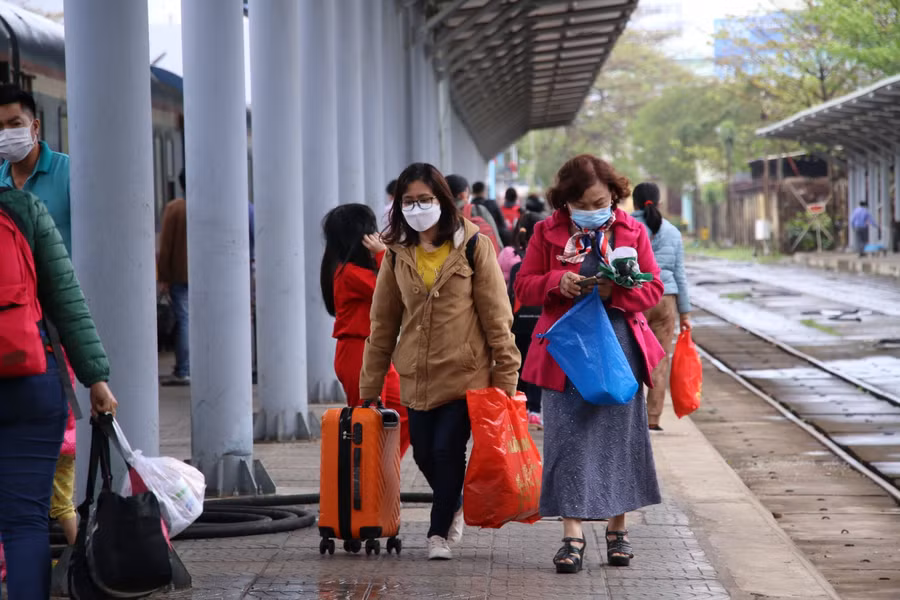 Người dân ở các tỉnh thành miền Trung trở lại Đà Nẵng làm việc sau thời gian nghỉ Tết Nguyên đán. 