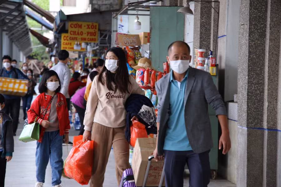 Người dân "tay xách, nách mang" trở lại thành phố.