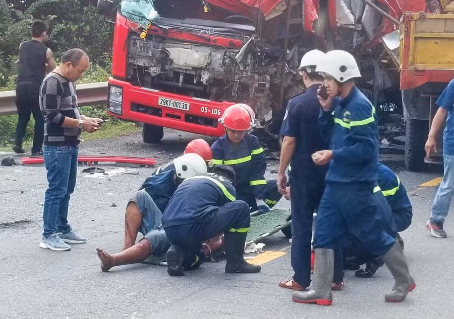 Lực lượng cứu hộ đưa được tài xế bị mắc kẹt ra ngoài để đi cấp cứu. (Ảnh: H.V)