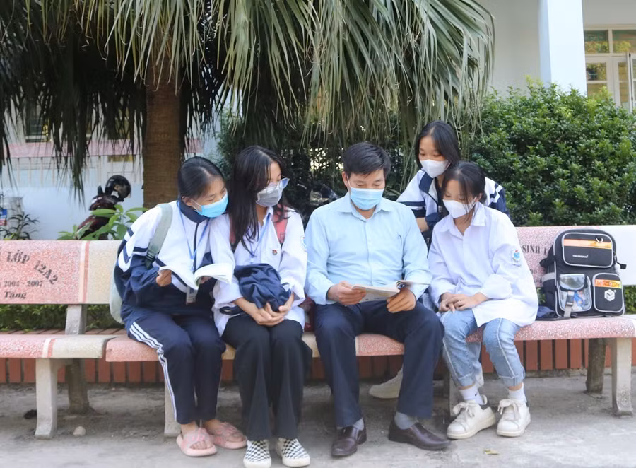 Không khí thân thiện, tích cực của thầy cô và học trò trường THPT Lê Hồng Phong (TX Phổ Yên, Thái Nguyên)