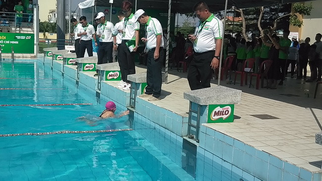 Vận động viên nữ cán đích đầu tiên khi bỏ xa đối thủ trước sự chứng kiến của đội ngũ trọng tài và đông đảo cổ động viên. Vận động viên nữ cán đích đầu tiên khi bỏ xa đối thủ trước sự chứng kiến của đội ngũ trọng tài và đông đảo cổ động viên.