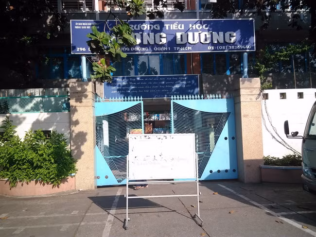 TPHCM: Tạm ngừng hoạt động trường đối diện chung cư nghiêng