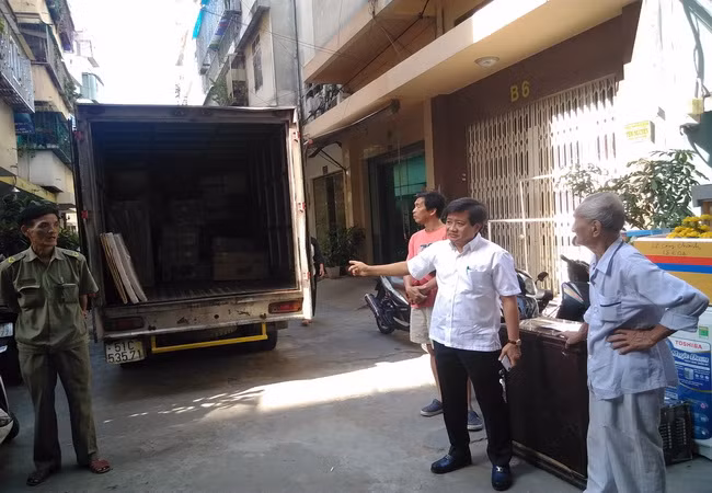 Lãnh đạo UBND quận 1 cùng với các lực lượng chức năng đến khu chung cư chỉ đạo và bố trí khu ở mới cho cư dân và điều động phương tiện vận chuyển, bốc xếp tài sản của người dân đảm bảo an toàn.