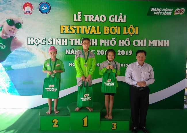 Ông Phạm Hữu Tâm - Tổng thư ký Liên đoàn thể thao dưới nước TPHCM trao huy chương cho các vận động viên nữ xuất sắc nhất. Ông Phạm Hữu Tâm - Tổng thư ký Liên đoàn thể thao dưới nước TPHCM trao huy chương cho các vận động viên nữ xuất sắc nhất.
