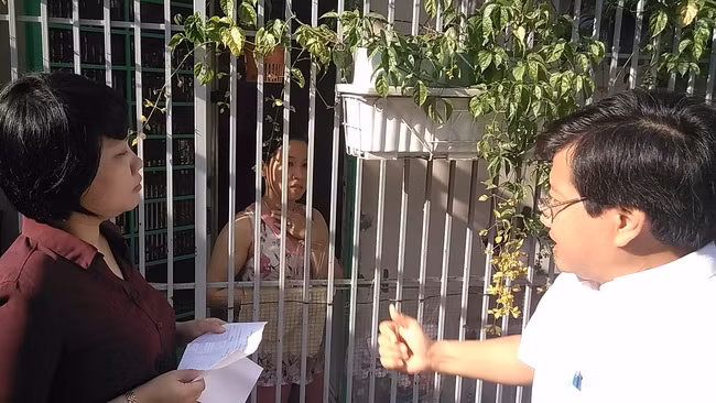 Ông Đoàn Ngọc Hải đến từng hộ dân ở khu chung cư nghiêng để vận động di dời cũng như giải quyết nguyện vọng của các cư dân.