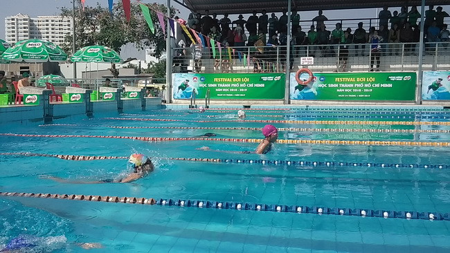 Các vận động nữ đang bứt phá trên "đường đua xanh" ở cự li 50 m. Các vận động nữ đang bứt phá trên "đường đua xanh" ở cự li 50 m.