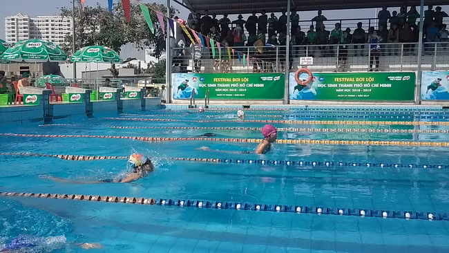 Các vận động nữ đang bứt phá trên "đường đua xanh" ở cự li 50 m.