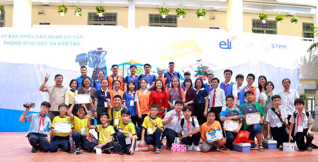 Ban tổ chức chụp hình lưu niệm với các thí sinh xuất sắc nhất của cuộc thi.