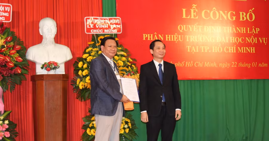 TS Trương Cộng Hòa nhận quyết định bổ nhiệm phó giám đốc Phân hiệu Trường ĐH Nội vụ Hà Nội tại TPHCM, quyền giám đốc phân hiệu.