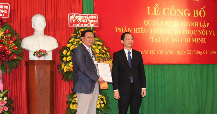 TS Trương Cộng Hòa nhận quyết định bổ nhiệm phó giám đốc Phân hiệu Trường ĐH Nội vụ Hà Nội tại TPHCM, quyền giám đốc phân hiệu. TS Trương Cộng Hòa nhận quyết định bổ nhiệm phó giám đốc Phân hiệu Trường ĐH Nội vụ Hà Nội tại TPHCM, quyền giám đốc phân hiệu.
