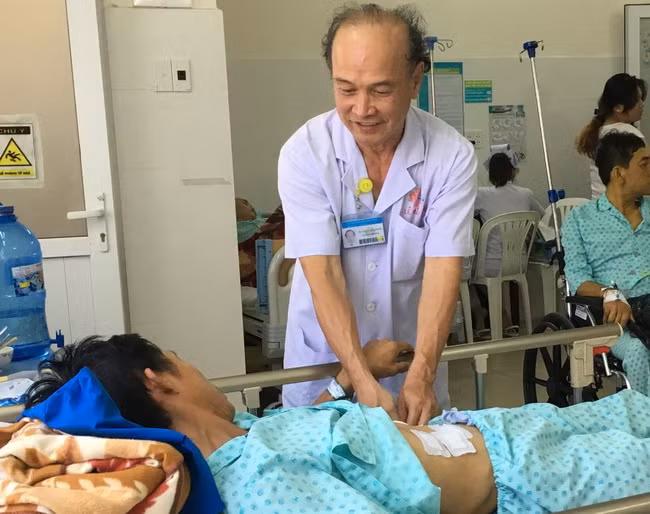 Bác sĩ đang thăm khám cho bệnh nhân. Ảnh BVCC.