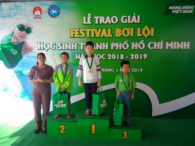 Bà Nguyễn Thị Yến Phương – Phó Trưởng Phòng Chính trị tư tưởng Sở GD&ĐT TPHCM, trao huy chương cho các vận động viên xuất sắc nhất khổi Tiểu học. Bà Nguyễn Thị Yến Phương – Phó Trưởng Phòng Chính trị tư tưởng Sở GD&ĐT TPHCM, trao huy chương cho các vận động viên xuất sắc nhất khổi Tiểu học.