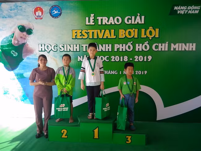 Bà Nguyễn Thị Yến Phương – Phó Trưởng Phòng Chính trị tư tưởng Sở GD&ĐT TPHCM, trao huy chương cho các vận động viên xuất sắc nhất khổi Tiểu học.