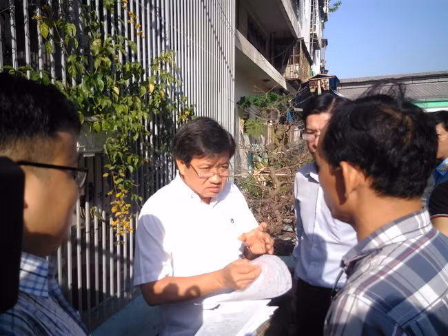 Một cư dân kiến nghị, đề xuất với Lãnh đạo quận về việc bố trí nơi ở mới sao cho thuận lợi cho việc đi lại học hành của con em họ.