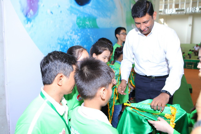 Ông Ganesan Ampalavanar, Tổng giám đốc Nestlé Việt Nam trao cờ lưu niệm cho các vận động viên tham gia tranh tài tại giải. Ông Ganesan Ampalavanar, Tổng giám đốc Nestlé Việt Nam trao cờ lưu niệm cho các vận động viên tham gia tranh tài tại giải.