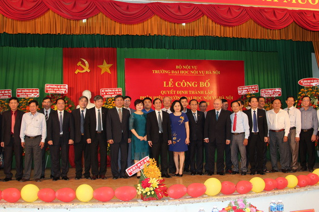 Lãnh đạo Bộ Nội vụ và đại biểu khách mời chụp hình lưu niệm cùng Ban Giám hiệu Nhà trường tại buổi lễ. Lãnh đạo Bộ Nội vụ và đại biểu khách mời chụp hình lưu niệm cùng Ban Giám hiệu Nhà trường tại buổi lễ.