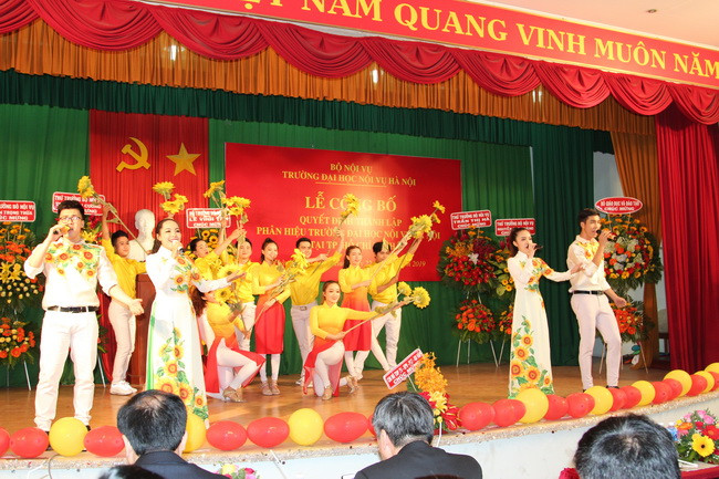 Tiết mục văn nghệ chào mừng tại buổi lễ. Tiết mục văn nghệ chào mừng tại buổi lễ.
