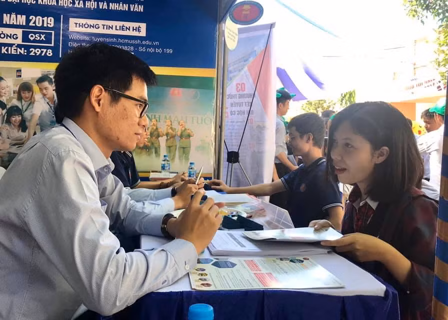 Học sinh đến gian hàng tư vấn của trường ĐH KHXH&NV TPHCM tìm hiểu thông tin tuyển sinh của trường.