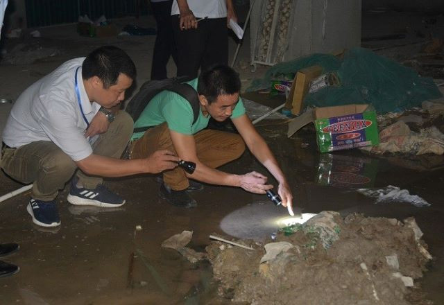 Kiểm tra ổ dịch sốt xuất huyết (Ảnh Hồng Thương). Kiểm tra ổ dịch sốt xuất huyết (Ảnh Hồng Thương).