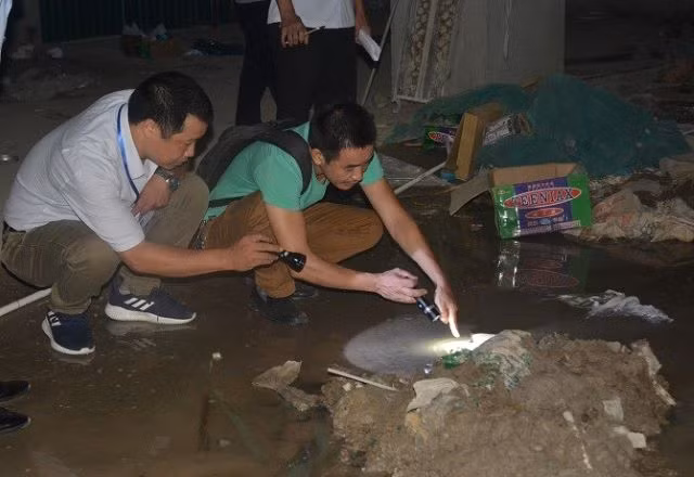 Kiểm tra ổ dịch sốt xuất huyết (Ảnh Hồng Thương).