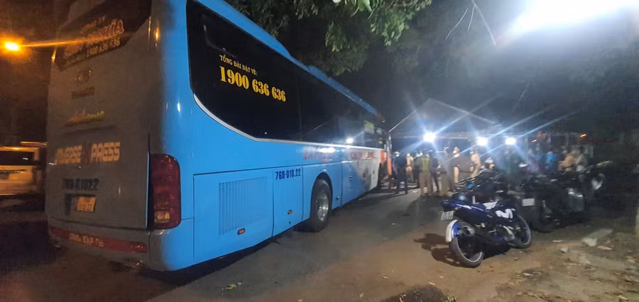 Ô tô khách biển số 76B – 010.22 của nhà xe Chín Nghĩa do Tuấn điều khiển.