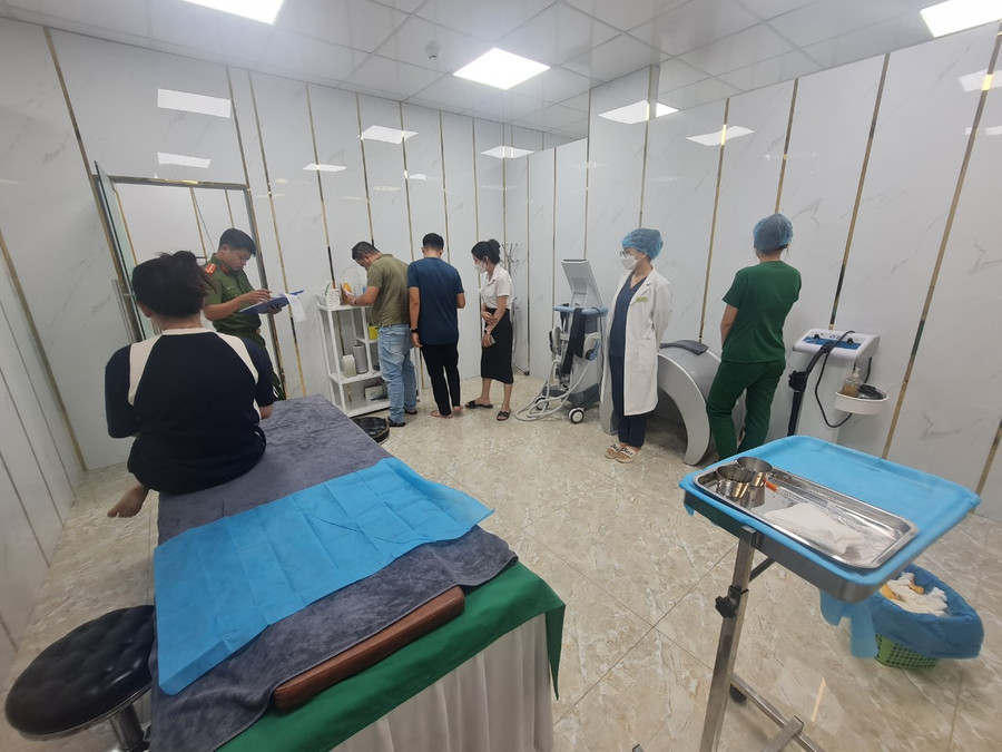 Công an kiểm tra cơ sở thẩm mỹ ID Korea. Ảnh: Công an Thanh Khê