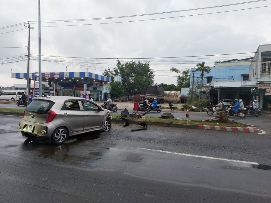 Hiện trường vụ tai nạn. Ảnh: Nhân Vĩnh Hiện trường vụ tai nạn. Ảnh: Nhân Vĩnh