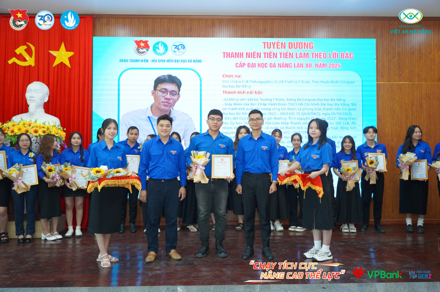 Tuyên dương Thanh niên tiên tiến làm theo lời Bác cấp Đại học Đà Nẵng. Tuyên dương Thanh niên tiên tiến làm theo lời Bác cấp Đại học Đà Nẵng.