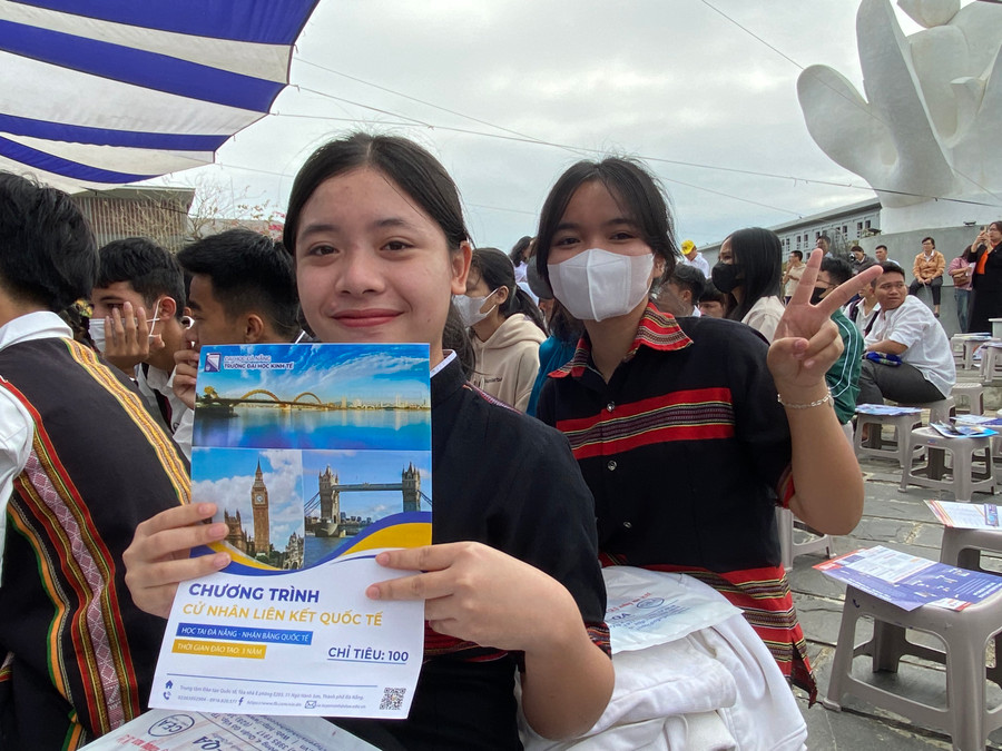 Em Zơ Rum Ánh (cầm giấy) cùng người bạn của mình tại Chương trình tư vấn mùa thi. Em Zơ Rum Ánh (cầm giấy) cùng người bạn của mình tại Chương trình tư vấn mùa thi.