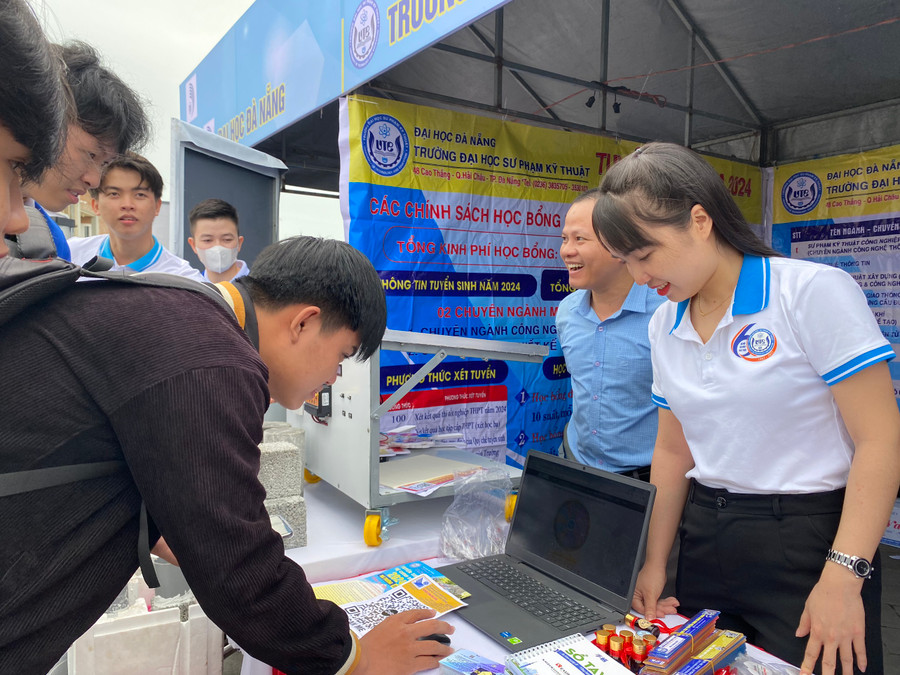 Học sinh lắng nghe tư vấn từ các thầy cô của Trường Đại học Sư phạm Kỹ thuật (Đại học Đà Nẵng). Học sinh lắng nghe tư vấn từ các thầy cô của Trường Đại học Sư phạm Kỹ thuật (Đại học Đà Nẵng).