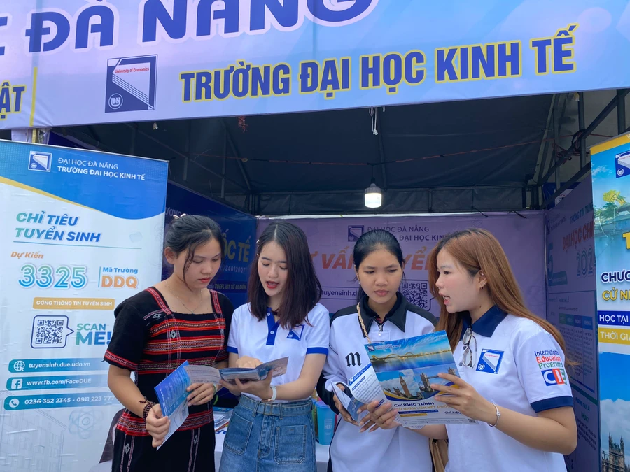 Học sinh Trường phổ thông dân tộc nội trú tỉnh Quảng Nam được nghe tư vấn, chia sẻ về chọn nghề, chọn ngành học. 