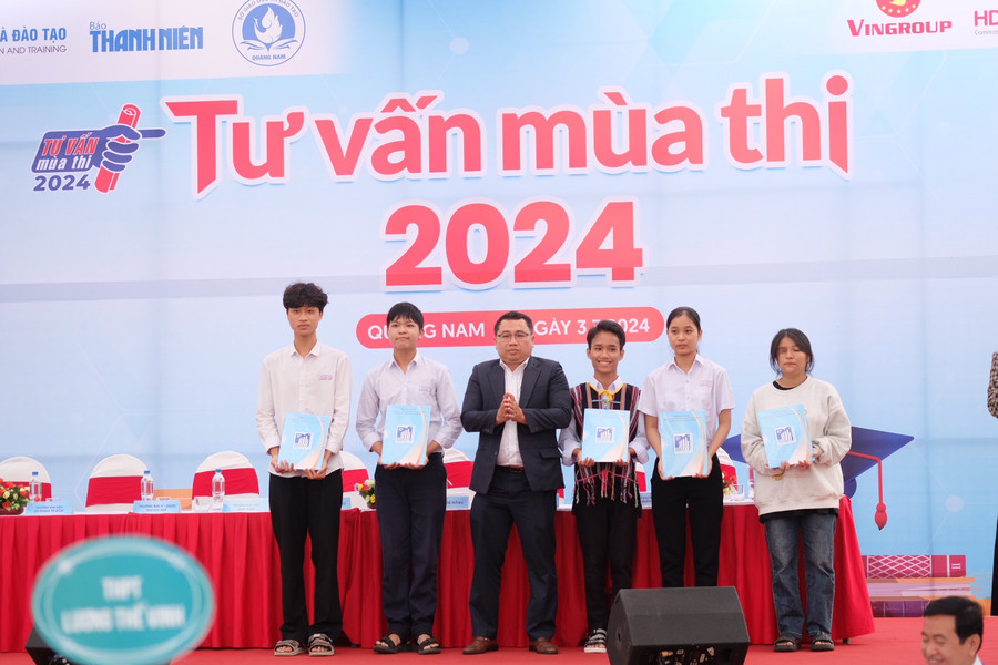 Đại diện Trường Đại học Xây dựng miền Trung tặng 5 suất học bổng cho 5 học sinh vượt khó học giỏi. Đại diện Trường Đại học Xây dựng miền Trung tặng 5 suất học bổng cho 5 học sinh vượt khó học giỏi.