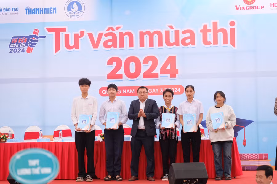 Đại diện Trường Đại học Xây dựng miền Trung tặng 5 suất học bổng cho 5 học sinh vượt khó học giỏi.