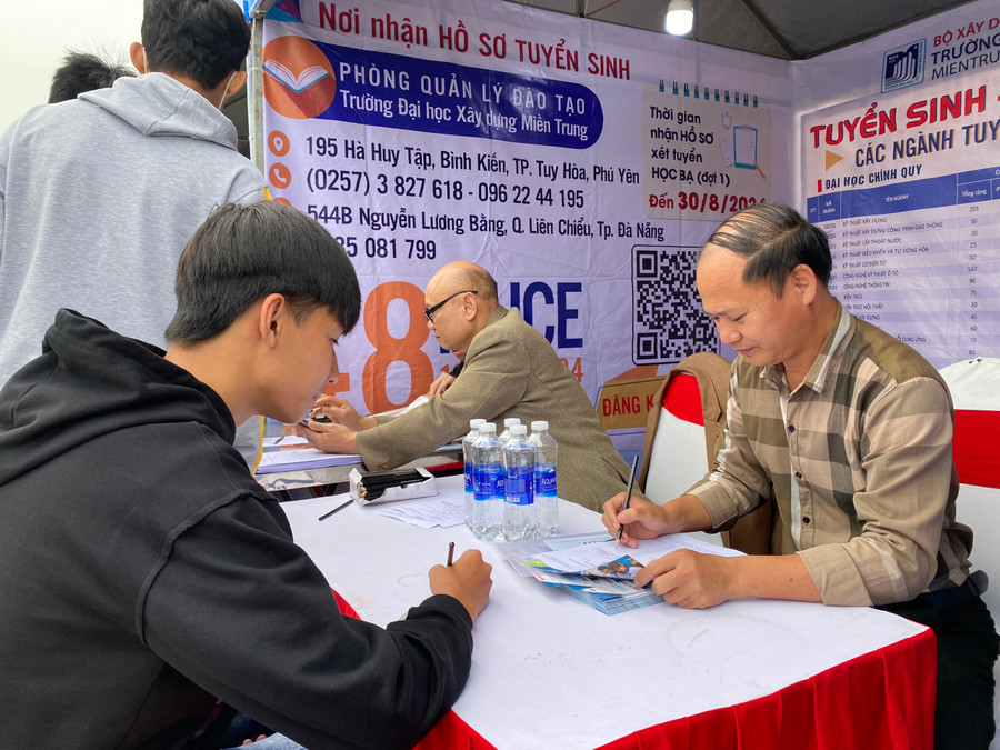 Trường Đại học Xây dựng miền Trung tư vấn cho các em học sinh. Trường Đại học Xây dựng miền Trung tư vấn cho các em học sinh.
