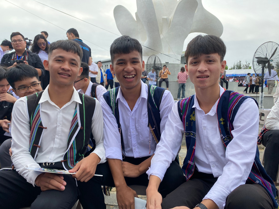Em Zơ Rum Quyến (ngoài cùng bên trái), A Lăng Ngọc Tiến (giữa) và em A Rất Vui (bên phải) tại chương trình Tư vấn mùa thi. Em Zơ Rum Quyến (ngoài cùng bên trái), A Lăng Ngọc Tiến (giữa) và em A Rất Vui (bên phải) tại chương trình Tư vấn mùa thi.