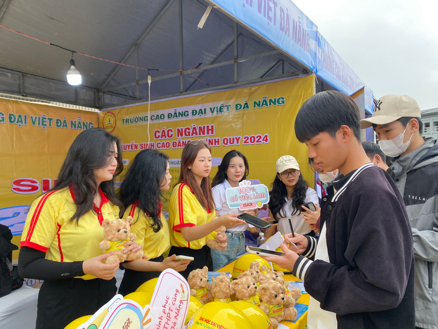 Học sinh tham gia và nghe tư vấn tại gian hàng của Trường Cao đẳng Đại Việt Đà Nẵng. Học sinh tham gia và nghe tư vấn tại gian hàng của Trường Cao đẳng Đại Việt Đà Nẵng.