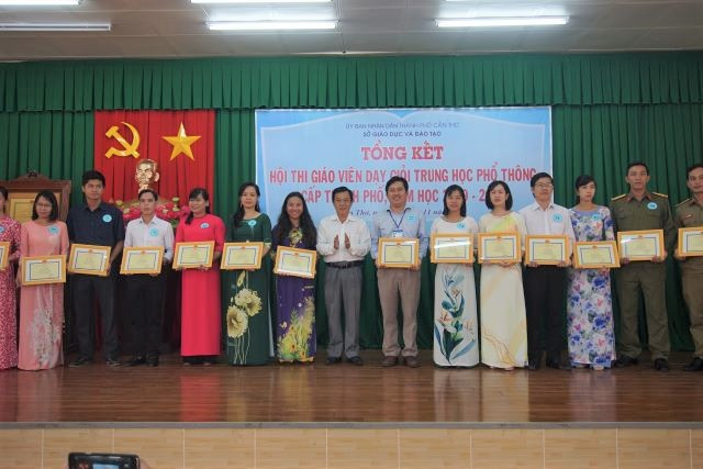 Trao tặng giấy khen cho các GV đoạt giải