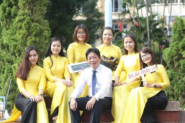 TS. Lê Thị Minh Hằng (thứ 3, từ trái sang, hàng trên cùng), với đồng nghiệp của mình. TS. Lê Thị Minh Hằng (thứ 3, từ trái sang, hàng trên cùng), với đồng nghiệp của mình.