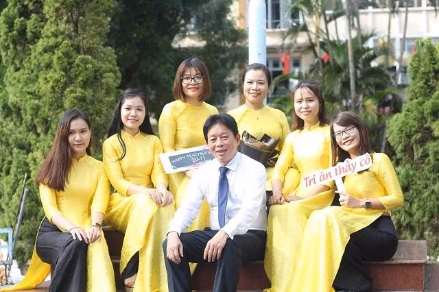 TS. Lê Thị Minh Hằng (thứ 3, từ trái sang, hàng trên cùng), với đồng nghiệp của mình.