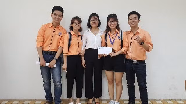 TS. Lê Thị Minh Hằng (áo trắng) cùng với các sinh viên của mình. 