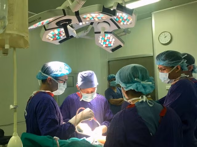 Phẫu thuật đồng thời cả 2 bên khớp háng cho cụ ông 92 tuổi.