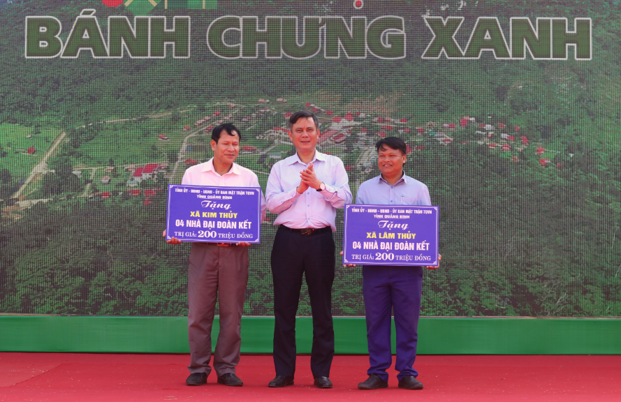 Ông Trần Thắng, Chủ tịch UBND tỉnh Quảng Bình trao 8 căn nhà đại đoàn kết cho xã Kim Thuỷ và Lâm Thuỷ (huyện Lệ Thuỷ). Ảnh: Tiến Việt.
