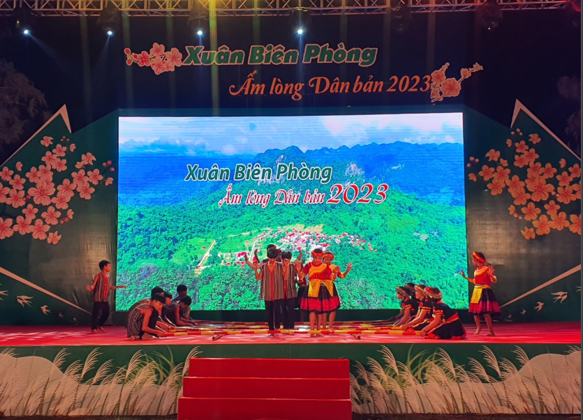 Các tiết mục văn nghệ biểu diễn tại đêm hội. Ảnh: Tiến Việt.