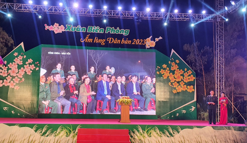 Chương trình được kết nối với điểm cầu khu mộ Đại tướng Võ Nguyên Giáp tại Vũng Chùa - Đảo Yến (xã Quảng Đông, huyện Quảng Trạch). Ảnh: Tiến Việt.