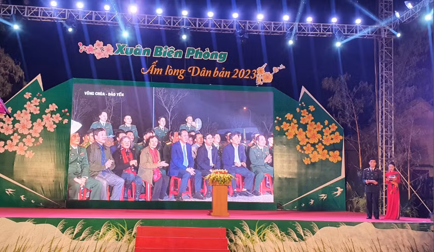 Chương trình được kết nối với điểm cầu khu mộ Đại tướng Võ Nguyên Giáp tại Vũng Chùa - Đảo Yến (xã Quảng Đông, huyện Quảng Trạch). Ảnh: Tiến Việt.