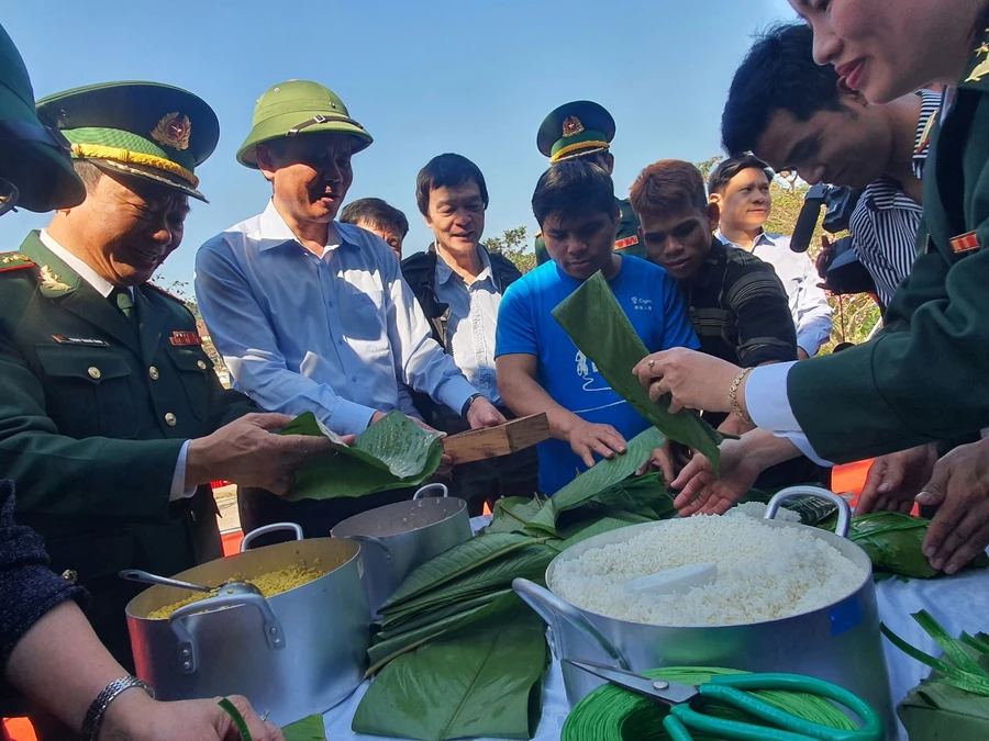 Chủ tịch UBND tỉnh Quảng Bình, Trần Thắng (áo trắng) cùng lãnh đạo Bộ đội Biên phòng tham gia gói bánh chưng xanh cùng các đội thi. Ảnh: Tiến Việt. 