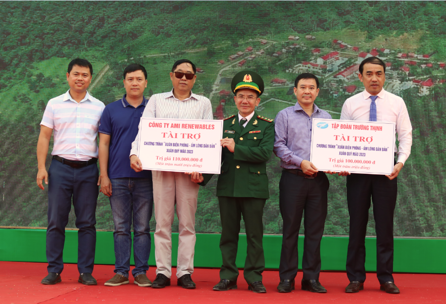 Các đơn vị tài trợ Chương trình "Xuân Biên phòng - Ấm lòng dân bản". Ảnh: Tiến Việt.