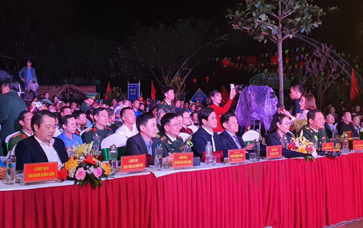 Các đại biểu tham dự Chương trình &quot;Xuân Biên phòng - Ấm lòng dân bản&quot;. Ảnh: Tiến Việt.